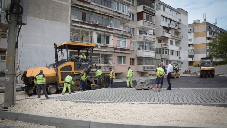 Кметът Иван Портних инспектира ремонти в Аспарухово