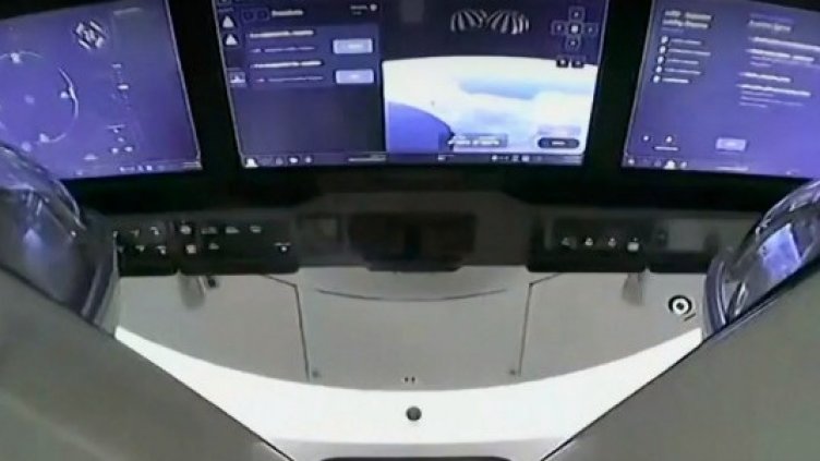 Капсулата на "Спейс Екс" успешно се върна на Земята