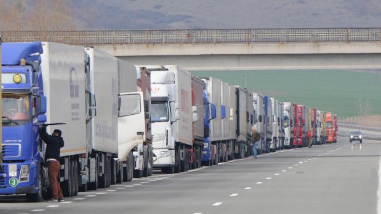 Колона от 5 км от ТИР-ове на изхода на "Капитан Андреево"