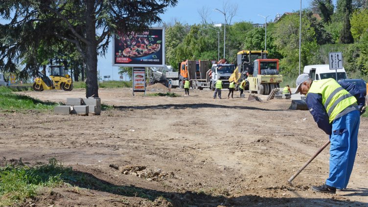 Облагородяват зелените площи по пътя за курортните комплекси край Варна