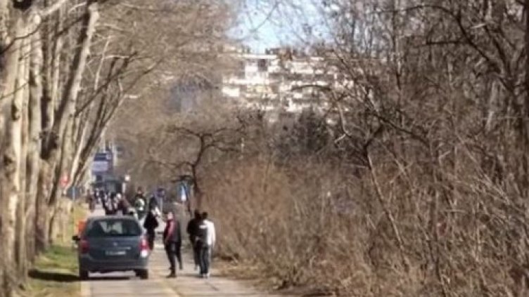 Кола с жена пърпори по велоалеята пред Строителния! ВИДЕО от Варна