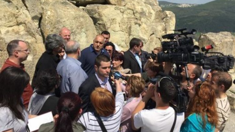 Бойко прати Вежди на постановката „Език мой, враг мой”