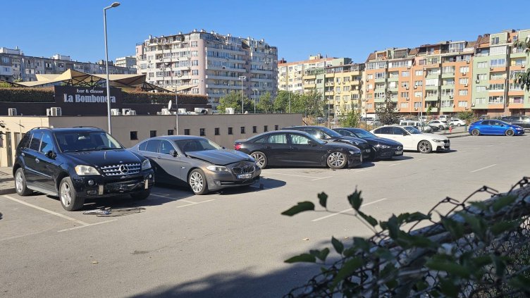 Шофьор помля коли за хиляди левове на платен паркинг във Варна (СНИМКИ)