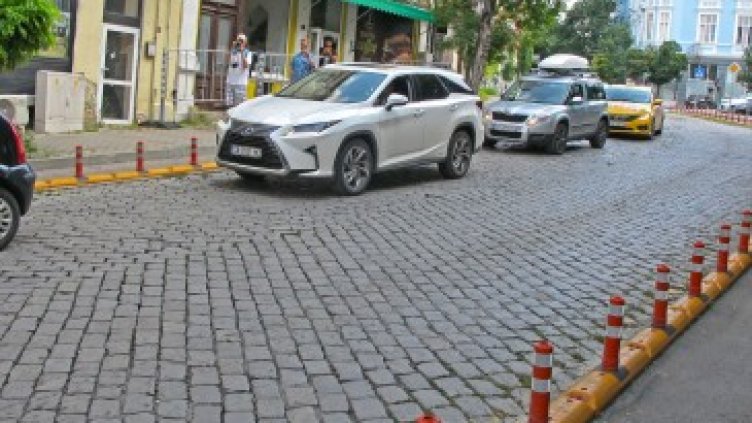 Временно премахват стари павета на ул. „Хан Аспарух“ във Варна