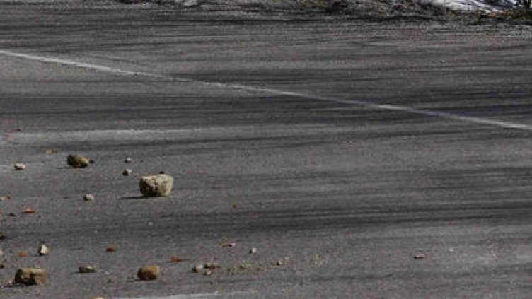 Камък изхвърча на пътя и прати двама души в болница