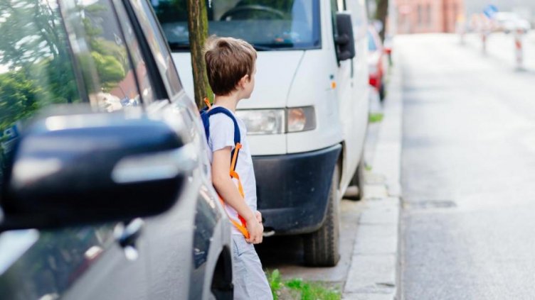 Варненски деца, като изтървани – изскачат внезапно и бягат пред колите