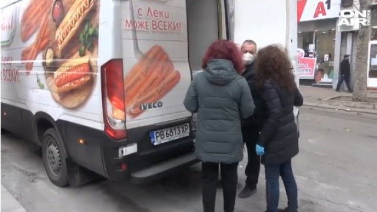 Фирмата, дала бусове за ваксините: Иронията е неуместна