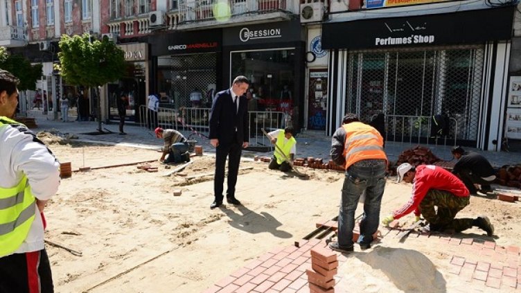 Кметът инспектира ремонта на централната пешеходна зона
