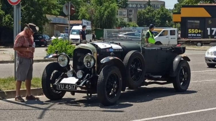 Bentley в ръцете на българка... обратен завой и ПТП за 1,5 милиона лева