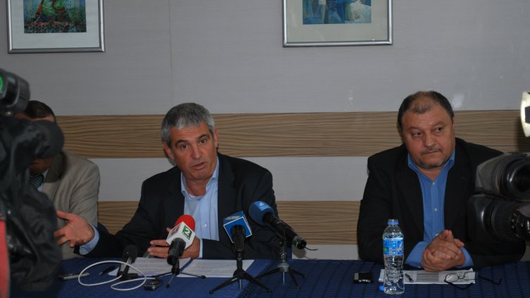 Лидерът на КНСБ Пламен Димитров (вляво).