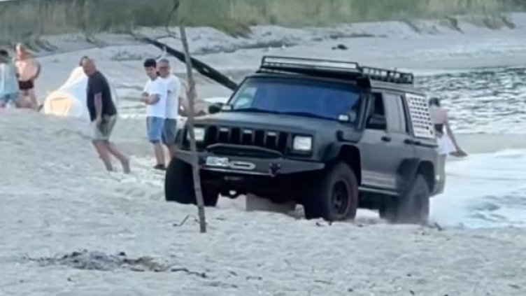 Глобиха коли, навлезли в плажната ивица на Паша дере