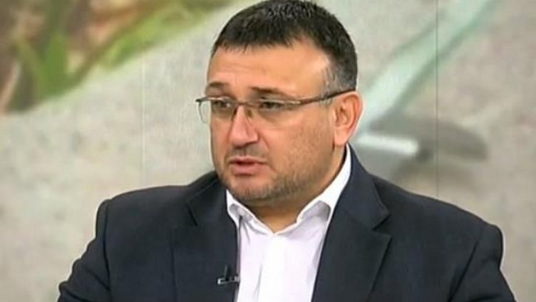 Във Варна 19-годишен протестиращ хвърлил пиратка и пръскал със сълзотворен спрей полицията