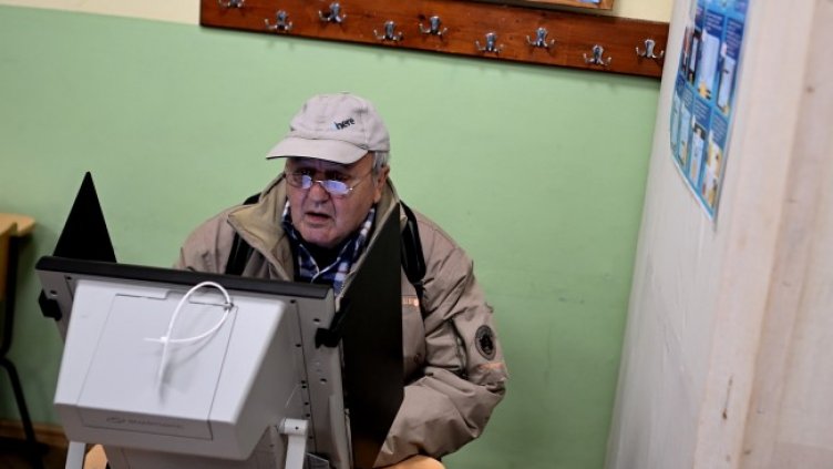 Машини за гласуване пускали по половин бюлетина