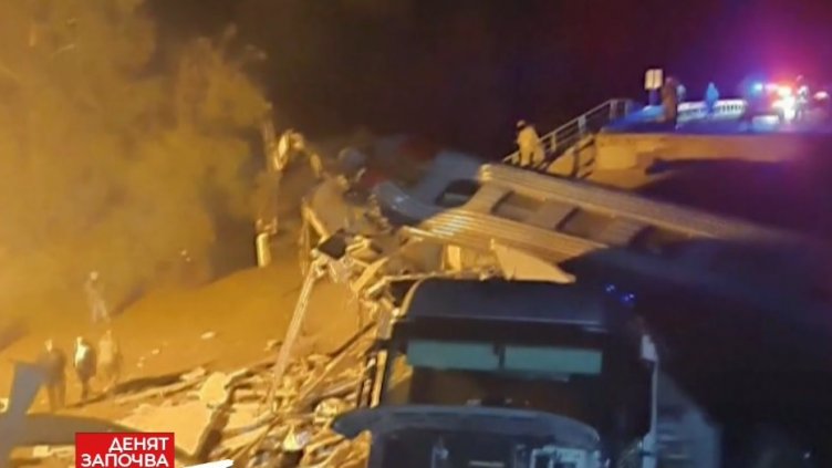 Седем загинали и почти 70 ранени при срутване на мост в Русия