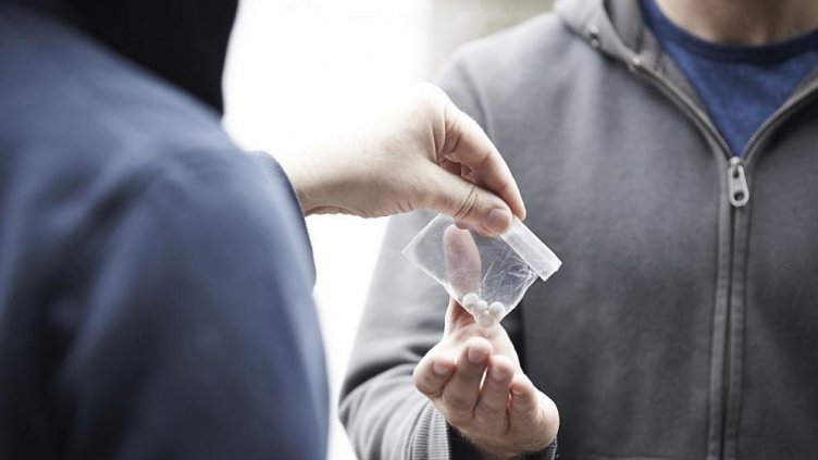 Наркоман изпя дилъра си на полицията във Варна