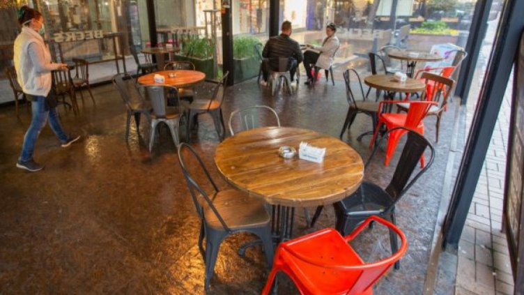 В кадър: Заведенията отвориха, посетителите обаче са кът