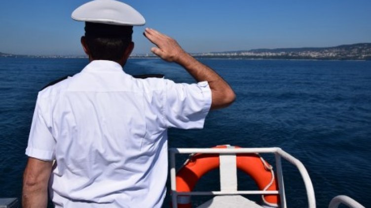 Мати пое на последното си плаване. ВМС изпрати журналиста в последния му земен път