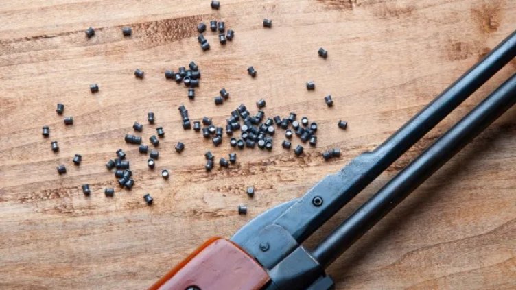 Възрастна жена простреля по погрешка 42-годишен мъж