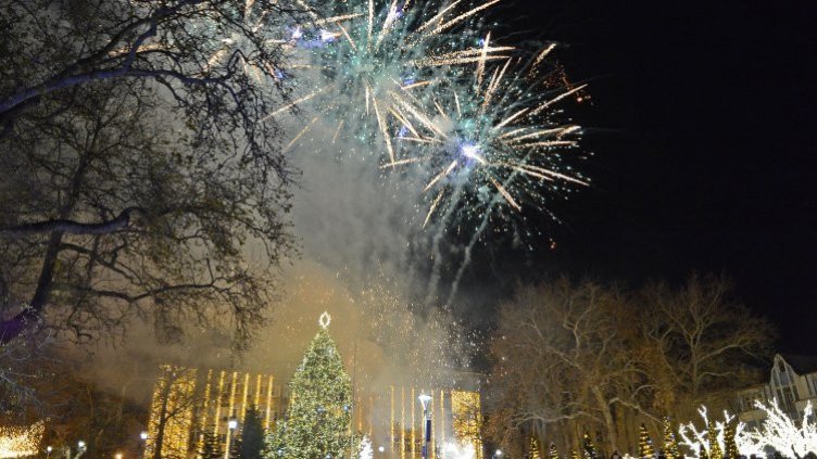 Палят коледната елха във Варна навръх Никулден