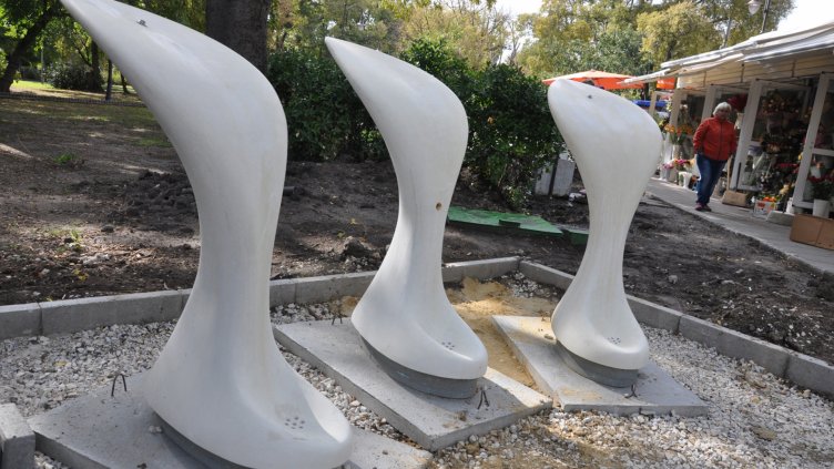 Арт чешма радва варненци край Катедрала