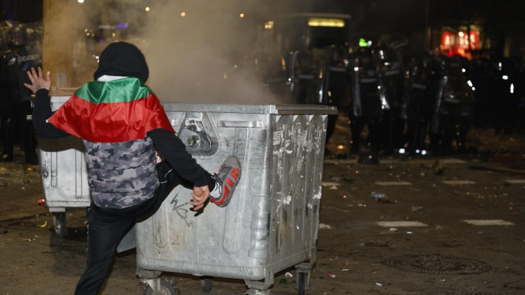 71 души са задържани след протеста в София