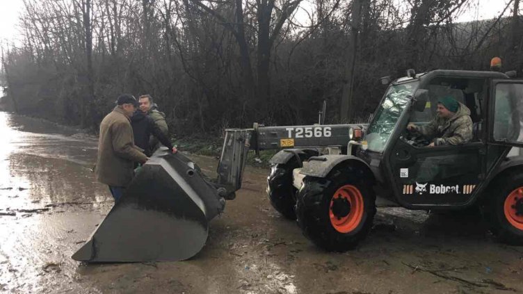Заради огромните локви от дъжда извозваха варненци с багер