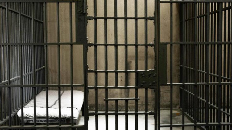 Четири години затвор за Йордан Исаев, който рани с бомбичка двама полицаи