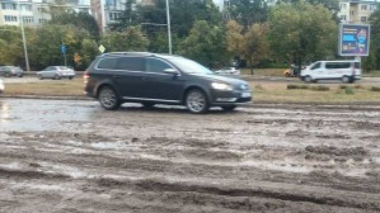 Земна маса затрупа част от бул. "Левски"