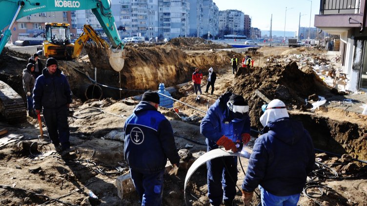 Местят магистрален тръбопровод, утре пускат водата (СНИМКИ)