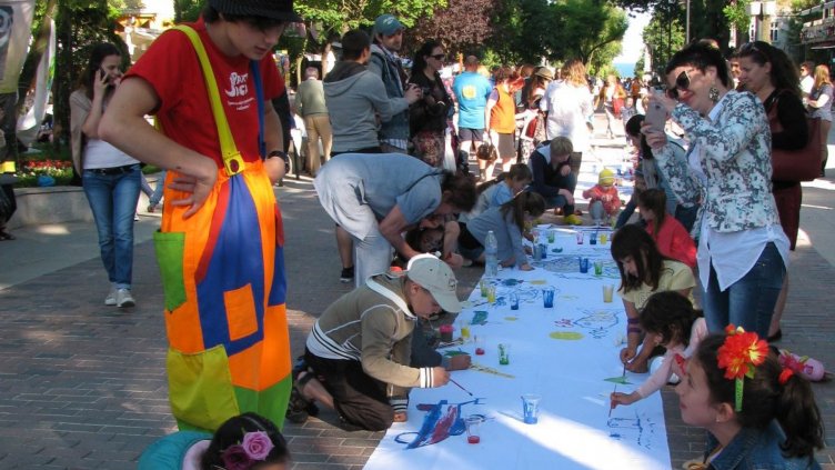 Три поколения рисуваха на открито във Варна