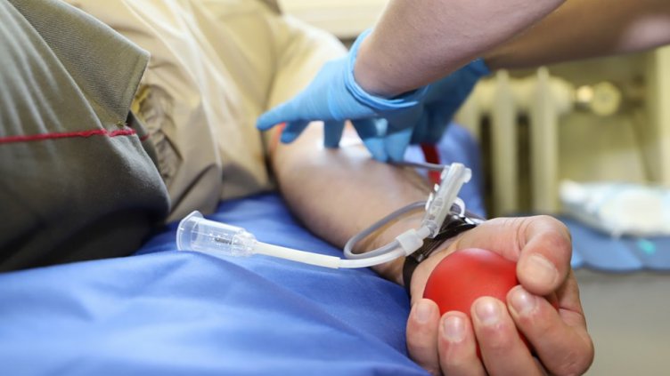 Пожарникари даряват кръв във ВМА