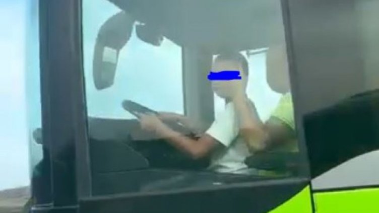 Поредният Фончо: Малчуган в скута на мъж, управлява автобус (ВИДЕО)