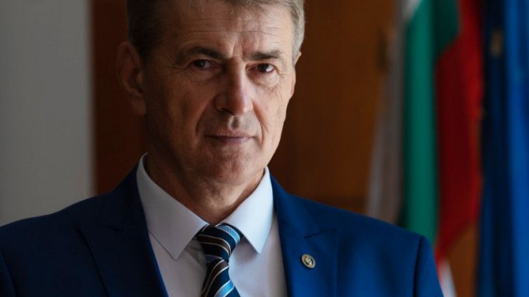 МОН писа "шестица" на варненски ректор