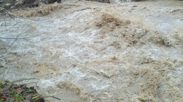 Придошла река отнесе джип (ВИДЕО)