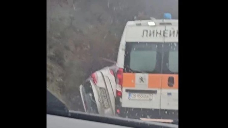 Кола се обърна на пътя Слънчев бряг-Варна