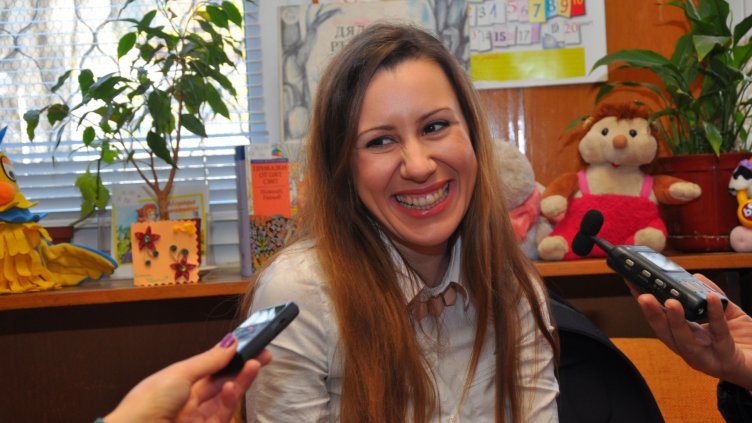 РАДОСТИНА НИКОЛОВА с радост разказва за симпатичните си герои &ndash; мотовете. Снимка ПЛАМЕН ГУТИНОВ