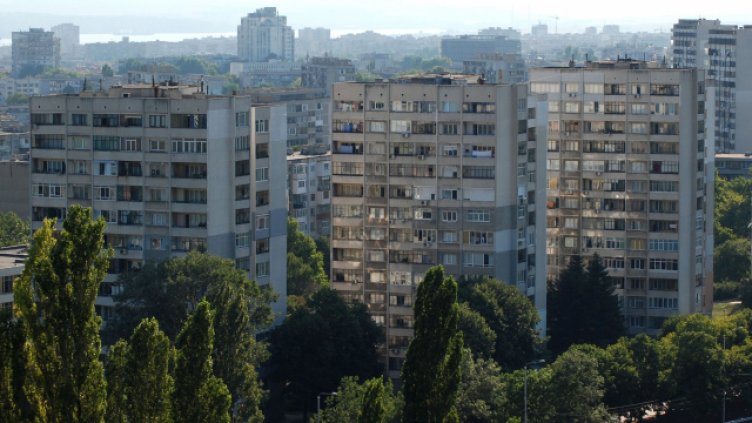 Две трети от младите българи живеят в пренаселени жилища
