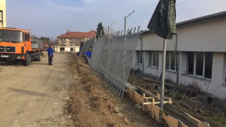 Укрепват оградата на центъра в Харманли