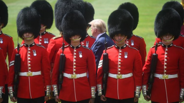 Британските кралски гвардейци се дрогират