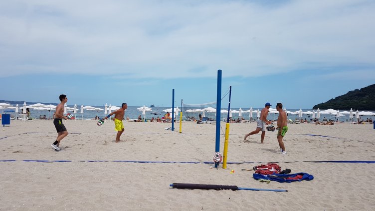 Аматьори и професионалисти в турнир по плажен тенис във Варна