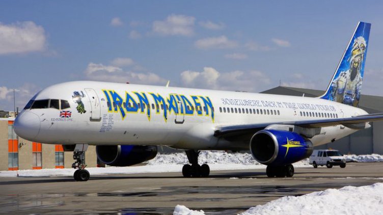 Самолетът на Iron Maiden се сблъска с ... влекач