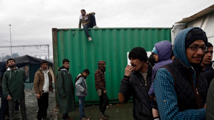 Спряха товарен влак с цял вагон нелегални мигранти