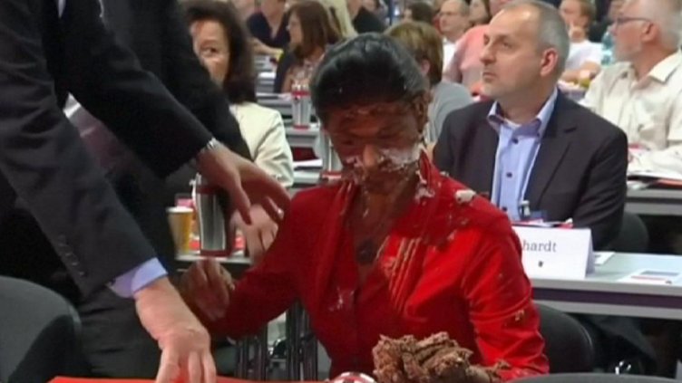 Германска депутатка беше замерена с торта