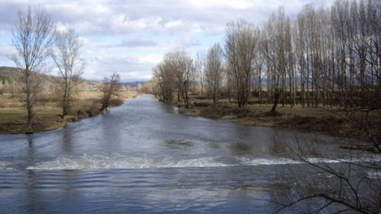 Момче скочи в Струма и изчезна