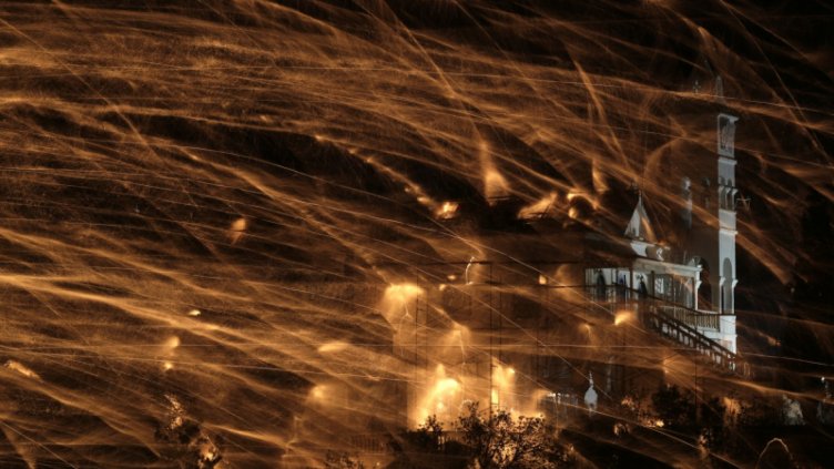 На гръцкия остров Хиос си спретнаха великденска война с фойерверки