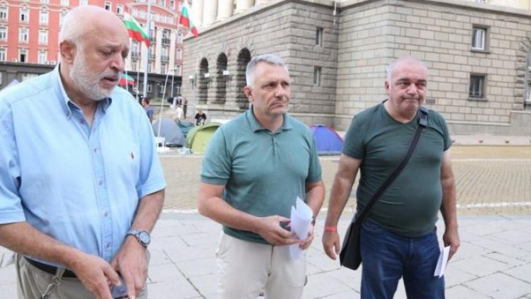 Нямам сили, изплака Минеков във фейса. Бие отбой от "Отровното трио"