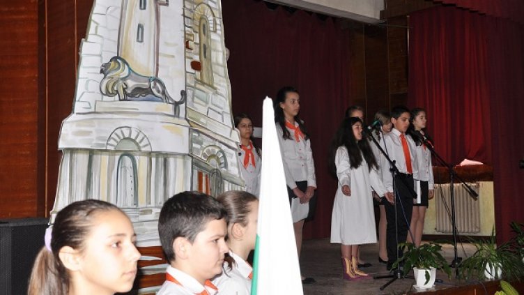 В ОУ „П. Р. Славейков“ ученици отбелязаха националния празник с тържество