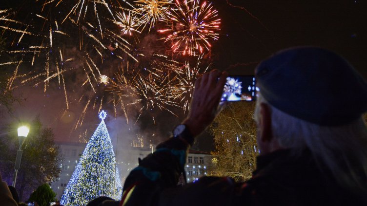 Грейна градската коледна елха във Варна (СНИМКИ)