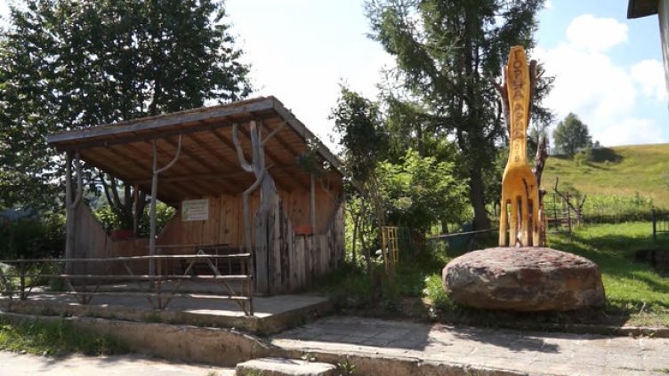 Дървена вилица в каменно кюфте – символът на родопско село