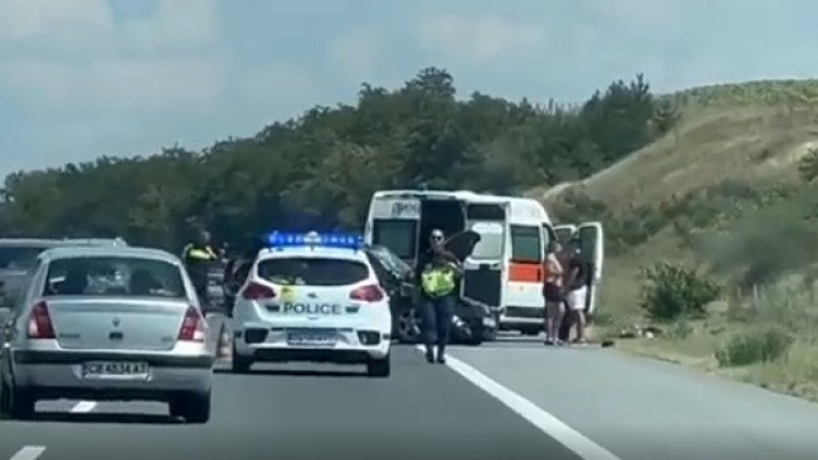 Кола прехвърча през мантинелата на АМ "Тракия" (ВИДЕО)